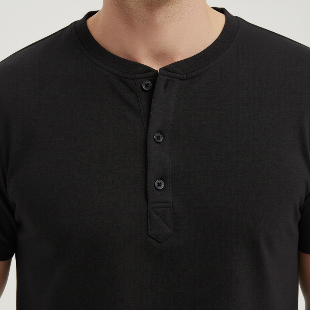 T-shirt med knappar och bekväm passform
