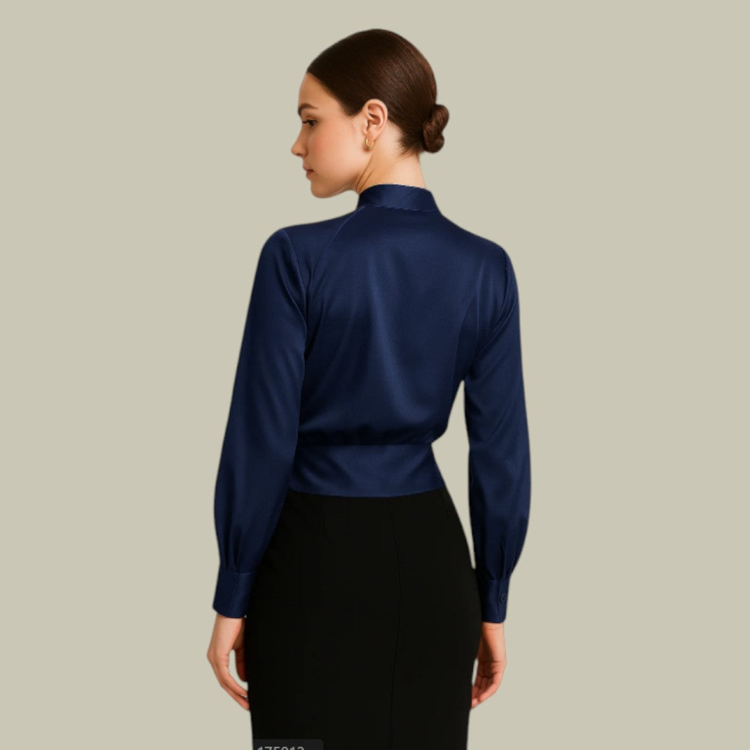 Elegant Vit Satinblus Med Omlottdesign 2
