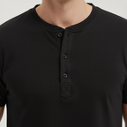 T-shirt med knappar och bekväm passform