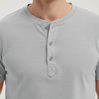 T-shirt med knappar och bekväm passform